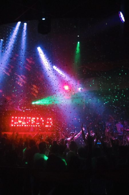 Multitud de personas en la sala clubes en Costa Azahar