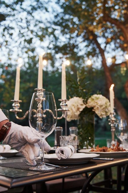 La mano del camarero en los guantes en una cena privada en costa azahar